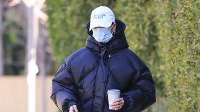 Marc Jacobs - Хейли Бибер надела пуховик украинского бренда IENKI IENKI за 33 тысячи гривен: фото - 24tv.ua - Киев