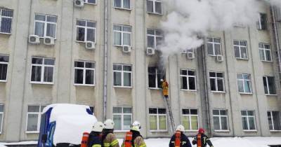 Виталий Коваль - Из здания Ровенской ОГА эвакуировали людей — в помещении произошел пожар (8 фото) - tsn.ua - Ровенская обл.