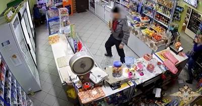 Светлана Поставничая - В Нестерове мужчина разгромил магазин из-за того, что ему ночью не продали алкоголь (видео) - klops.ru