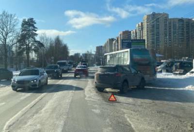 В Мурино водитель легковушки въехал в маршрутку и попал на видео - online47.ru - Санкт-Петербург