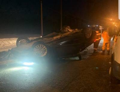 На М-10 под Тверью легковушка врезалась в столб, наехала на ограждение и перевернулась - afanasy.biz - Санкт-Петербург - Тверь