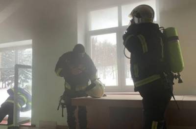 Сотрудников экстренно эвакуировали: в Ровно тушили здание ОГА - from-ua.com - Ровно - Гсчс