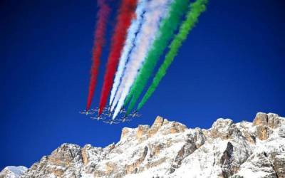 Пилотажная группа Frecce Tricolori выступила на горнолыжных соревнованиях в Италии: видео - 24tv.ua - США - Новости