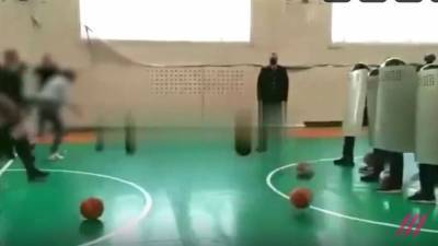 Владимир Колокольцев - Алексей Навальный - Видео дня: полицейские из Нижневартовска сыграли со школьниками в митинг - newizv.ru - Ханты-Мансийск - Сургут - Нижневартовск