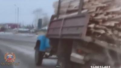 Под Красноярском рецидивист позарился на чужой грузовик с досками. Видео - vesti.ru - Красноярск - Канск