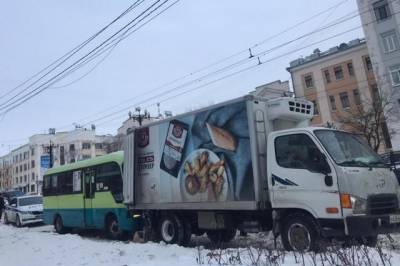 В центре Хабаровска автобус припечатал мужчину к грузовику - hab.aif.ru - Таджикистан - Хабаровск