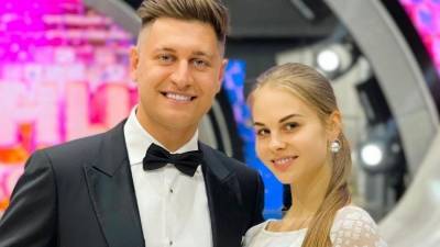 Ольга Бузова - Давид Манукян - Дарья Палей - Давид Манукян засыпает рядом с партнершей по «Танцам со звездами» — видео - 5-tv.ru