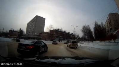 В Сыктывкаре таксист подрезал машину на "кольце" и получил штраф - komiinform.ru - Сыктывкар