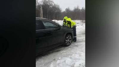 Женщина наехала на инспекторов ДПС в попытке добраться домой - vesti.ru