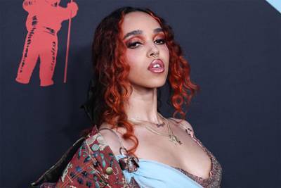 Шайа ЛаБаф заставлял певицу FKA twigs спать голой и называл ее отвратительной - lenta.ru