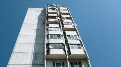 В Воронеже из окна многоэтажки выпал 21-летний парень - vestivrn.ru - Воронеж