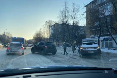 На дороге в Твери столкнулись три иномарки - tver.mk.ru - Тверь - Sandero