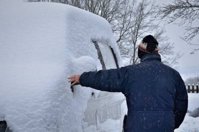 Антон Шапарин - Водителям советуют как можно раньше откопать автомашину из-под снега - mk.ru