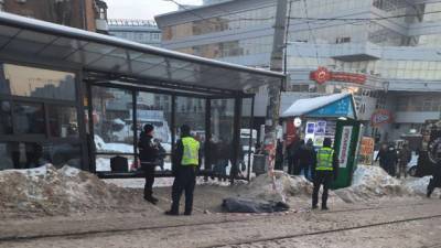 В Киеве на трамвайной остановке обнаружили мертвого мужчину - news.bigmir.net - Киев