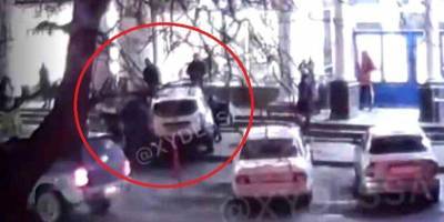 В Одессе полицейский автомобиль сбил на тротуаре женщину. Прохожие подняли машину, чтобы помочь ей — видео - nv.ua - Одесса