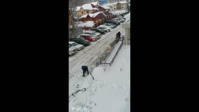 Южно-сахалинская УК очистила тротуар от снега и льда перфоратором - sakhalin.info - Сахалинская обл.