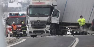 В чешском Подседице микроавтобус с 6 украинцами в салоне попал в аварию с грузовиком, двое погибли, фото - ТЕЛЕГРАФ - telegraf.com.ua - Чехия