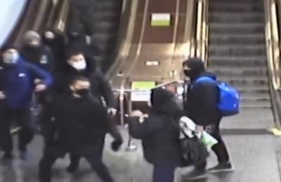 В Киеве подростки устроили жестокое побоище в метро, видео: "проломанный череп, гематомы и рваные раны" - politeka.net - Киев