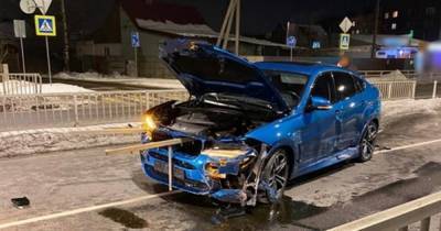 На Шатурской автомобиль второй раз за месяц "пробил" дорожное ограждение - klops.ru - Гурьевск