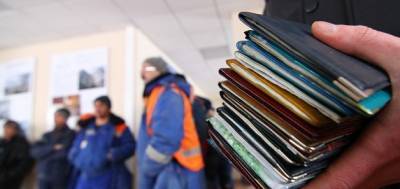 На фоне пандемии в Петербурге на 80% сократилось количество трудовых мигрантов - runews24.ru - Ленинградская обл. - Санкт-Петербург - Узбекистан - Киргизия - Таджикистан