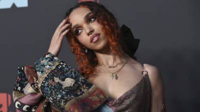 Британская певица FKA twigs обвинила актера Лабафа в живодерстве - mir24.tv - Англия
