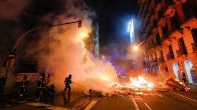 Огненные костры и баррикады: Беспорядки в Испании не утихают третий день - 5-tv.ru - Испания