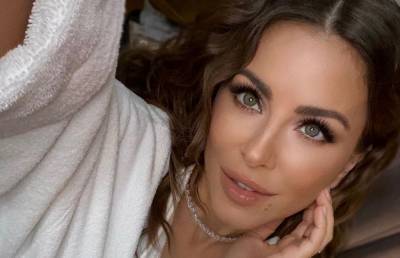 Ани Лорак - Довольная Лорак впечатлила ярким зимним образом в красном: "С каждым годом становится все..." - sport.politeka.net