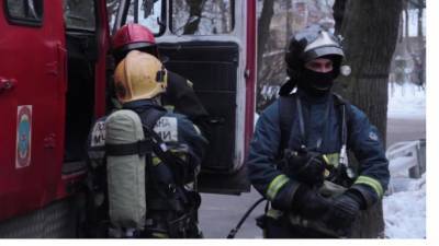 Два человека отравились угарным газом при пожаре в квартире в Колпино - piter.tv - Ленинградская обл. - Санкт-Петербург - район Колпинский, Санкт-Петербург