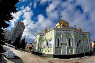 В Челябинске запретили парковку возле кафедрального собора и епархии - chel.mk.ru - Челябинск