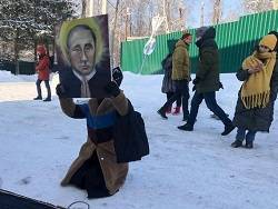 Владимир Путин - Сергей Смирнов - На художницу, которая принесла к Сахарово икону Путина и гроб, составили протокол - newsland.com