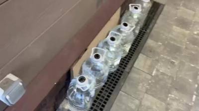 Полиция Ленобласти накрыла подпольное производство алкоголя в Войсковицах - piter.tv - Ленинградская обл. - район Гатчинский