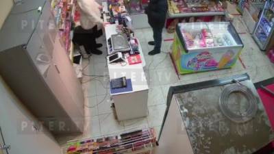 Неизвестный с мачете ограбил продуктовый магазин в Шушарах - piter.tv