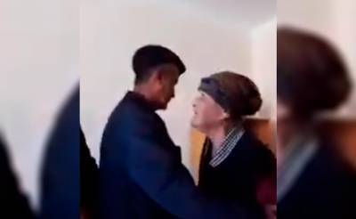В Кашкадарье бабушка одного из учеников дала пощечину учителю. Теперь на нее подали в суд. Видео - podrobno.uz - Узбекистан - Ташкент - Кашкадарьинская обл.