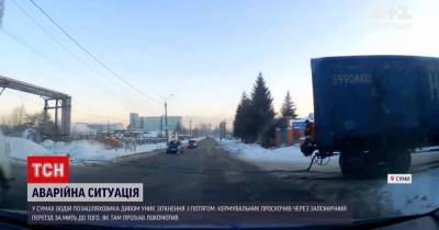 В Сумах водителя внедорожника едва не сбил поезд: появилось видео - tsn.ua - Львовская обл.