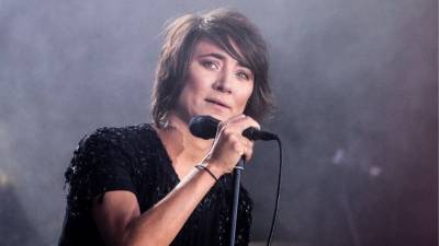 «Гениально»: Земфира выпустила клип «Остин» о дворецком из игр для телефона - 5-tv.ru
