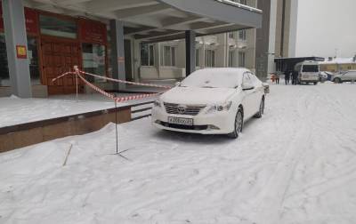 Автомобиль спикера городского совета обстреляли из фейерверка - readovka.ru - Красноярск