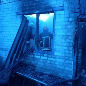 В Запорожье сгорел частный дом в Шевченковском районе. Фото - reporter-ua.com - Запорожская обл. - Запорожье - район Шевченковский - Гсчс