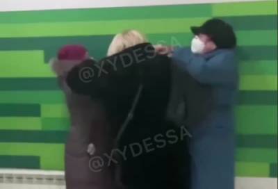 В Одессе женщины устроили драку в Приватбанке, видео: "Ты такая тва..." - odessa.politeka.net - Одесса