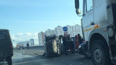 В Тюмени на Московском тракте из-за ДТП автомобиль перевернулся - nashgorod.ru - Тюмень