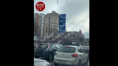 В Киеве на Крещатике дорожный знак упал на проезжающие автомобили (ВИДЕО) - lenta.ua - Киев