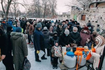Жители Донецка и Макеевки стоят в огромных очередях за бесплатной кашей, фото - real-vin.com - США - Донецк - Литва - Голландия - Алчевск - Макеевка