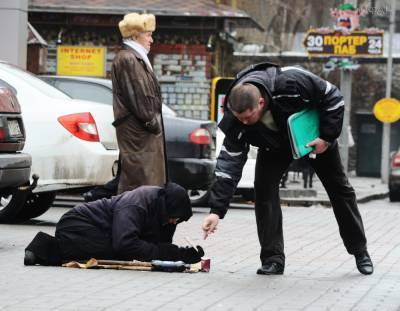 Собираю бутылки, чтобы выжить: пенсионер пожаловался на нелегкую жизнь на Украине - riafan.ru - Мариуполь