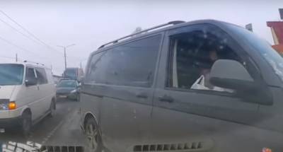 Неадекватный водитель выехал на встречку и кинул бутылку в проезжающее авто, видео: хотел объехать пробку - kharkov.politeka.net - Харьков