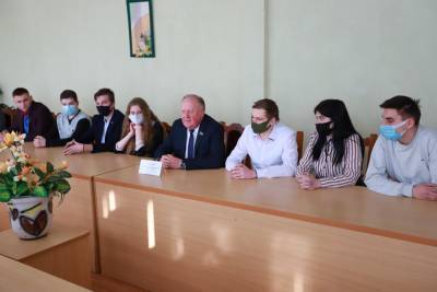 «Каждый должен стремиться к тому, чтобы получить образование и применить свои знания на благо страны». Виктор Лискович принял участие в диалоговой площадке в Новогрудке - grodnonews.by - район Новогрудский