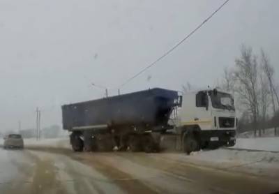 Фура сбила столб вместо легковушки. Видео - lipetskmedia.ru - Липецкая обл.