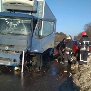 В ДТП с грузовиком во Львовской области пострадали три человека. Фото - reporter-ua.com - Львовская обл. - район Львовский