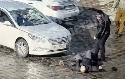 В центре Киева мужчина одним ударом отправил прохожего на тот свет: момент трагедии попал на видео - politeka.net - Киев
