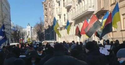Националисты потребовали закрыть "Страну", "Вести" и "Наш" под Офисом президента (видео) - focus.ua - Снбо