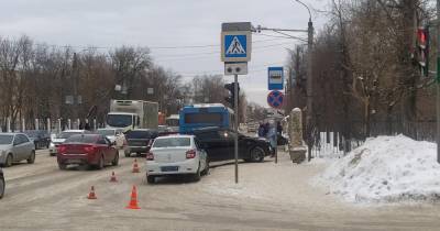 Попавший в ДТП автомобиль сбил двух человек на остановке в Твери - ren.tv - Тверь
