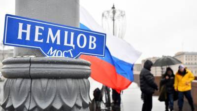 Борис Немцов - Полиция впервые закрыла доступ к мемориалу на месте убийства Немцова - svoboda.org - Москва